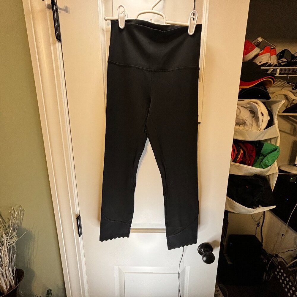 EUC Lululemon Women's Size 6 Align HR Crop 23" Black Scalloped